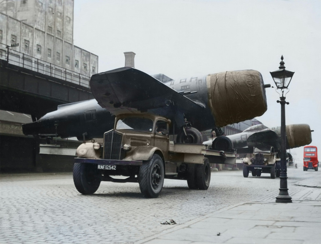 Photos colorisees  - Page 39 P-47-dans-les-rues-de-Liverpool-en-1943-Le-chemin-d-gag-de-justesse-par-l-enl-vement-d-arbres-et