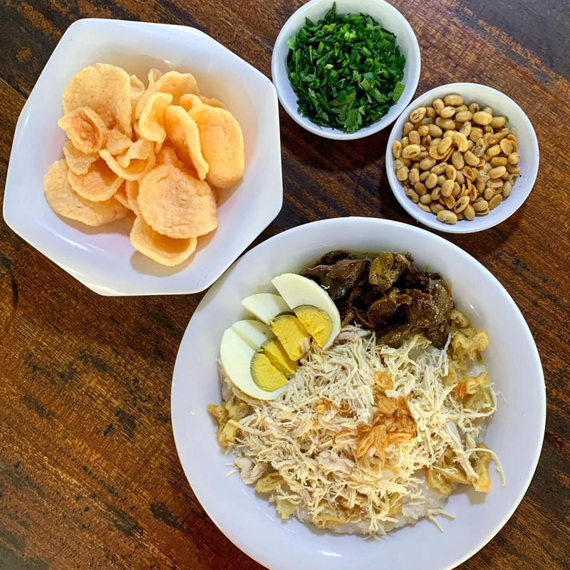 Menu bubur ayam Vandel Cafe, pilihan tempat sarapan enak di Bandung yang jadi favorit Ridwan Kamil.