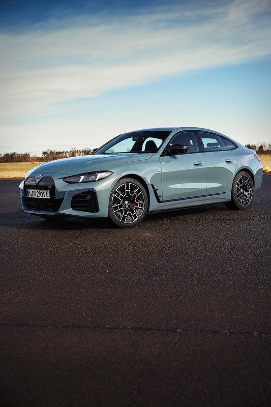 P90546641_highRes_the-new-bmw-i4-m50-x