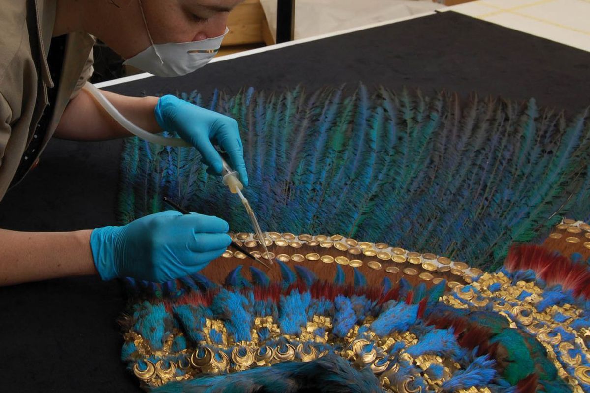 Mexicanos “hackean” Museo de Viena y cuentan la verdad del Penacho de Moctezuma