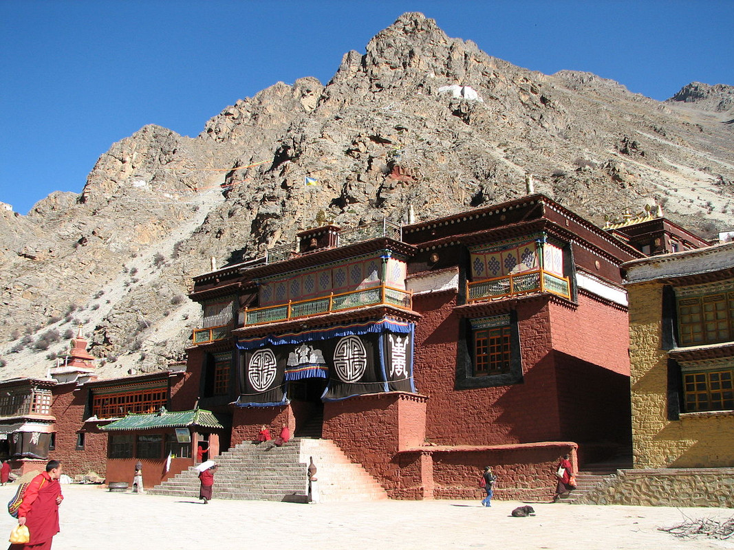 1280px-Tibet_-_Tsurpu_Monastery_1.jpg