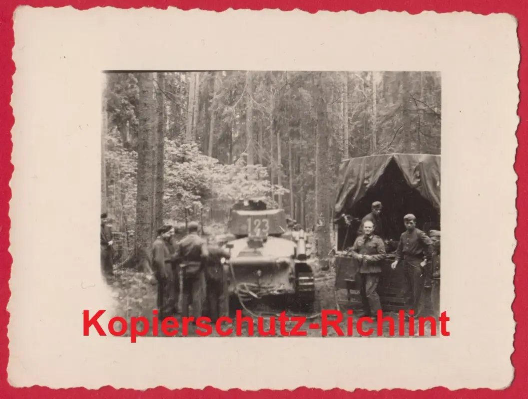 org Foto- Wehrmacht deutscher Panzer P-35(t) Turmnummer 123 beim tanken LT vz.35