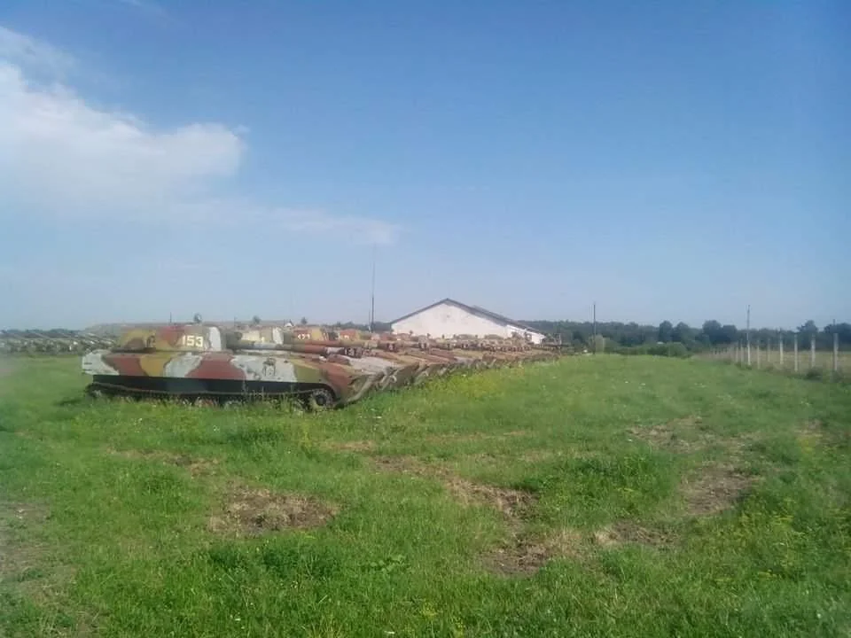 Ukraine/Russie II - Page 6 Ukrainian-2s1-gvozdika-self-propelled-howitzer-sphs-stored-v0-ltkycg9z179c1