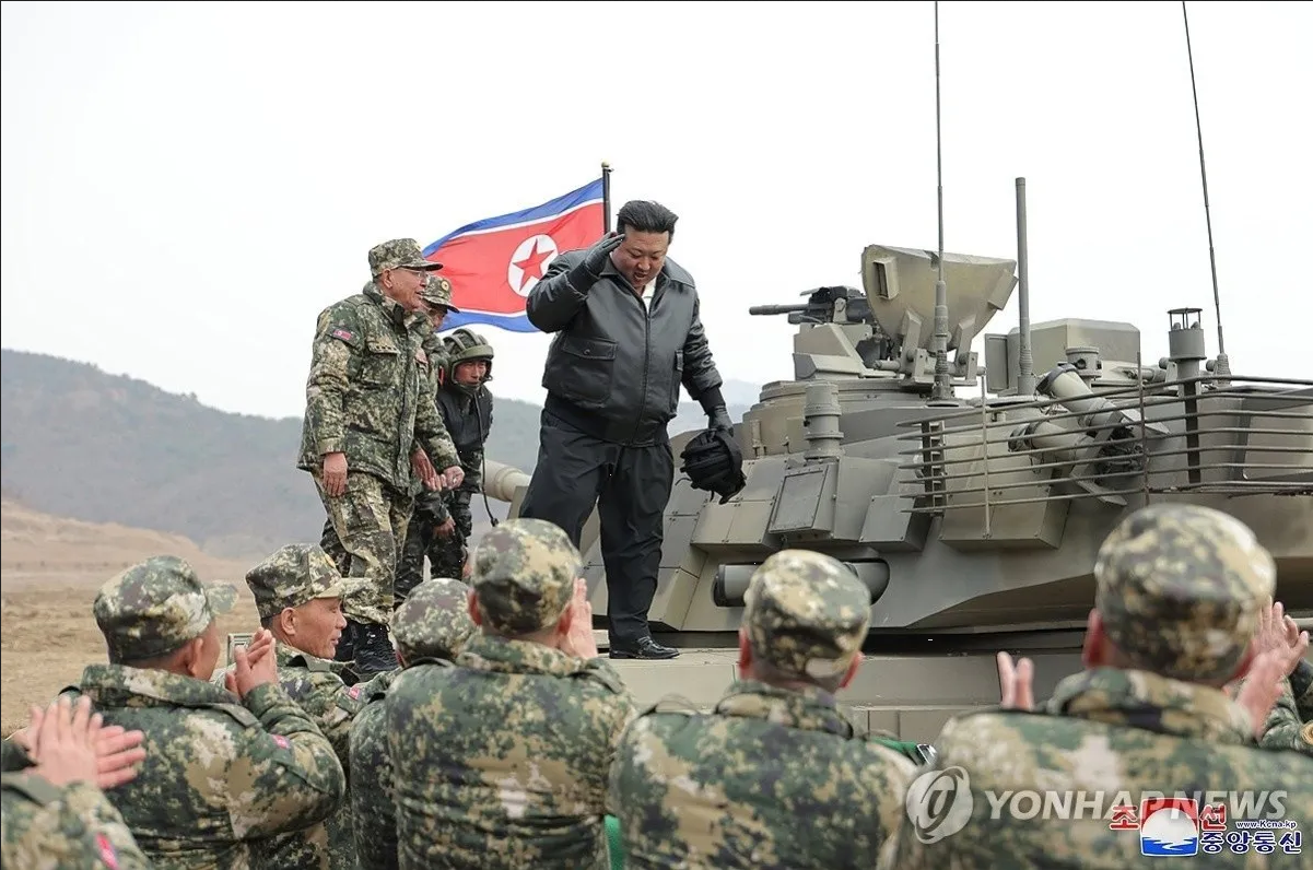 Kim Jong Un lidera y maneja innovador tanque de combate en ejercicios militares