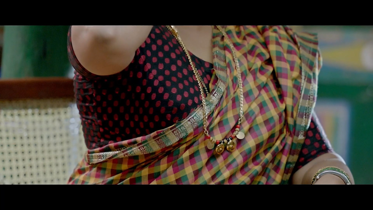 Milf Veena Sundar Sexy Big Boobs and Open deep navel show in saree.mp4_snapshot_00.34.092