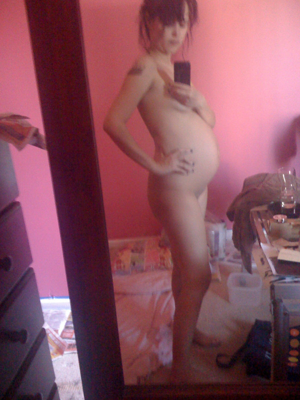 Otra nena amateur desnuda y embarazada