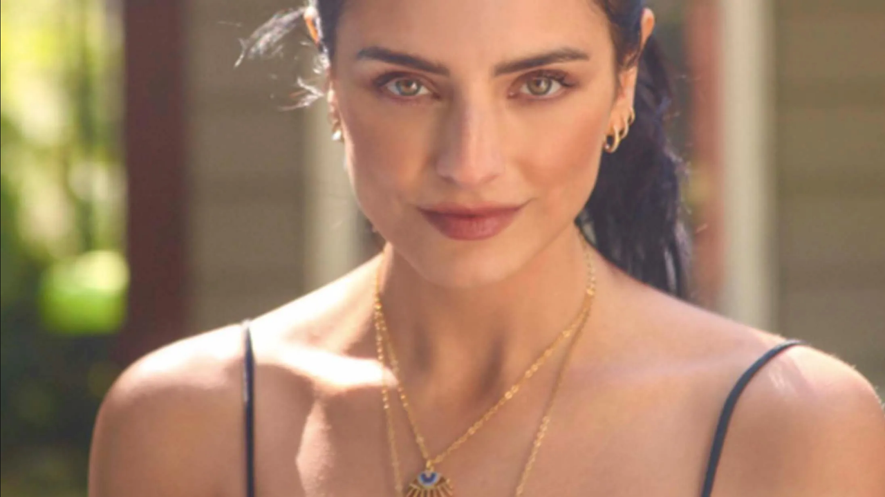 Aislinn Derbez se presume en vestido rojo como nunca la habías visto