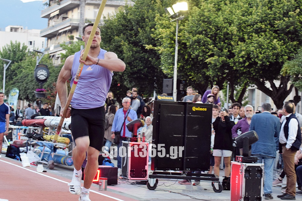 , Kalamata street pole vault – Μοναδικό θέαμα και μεγάλες επιδόσεις στην κεντρική πλατεία (pics &#038; vid)