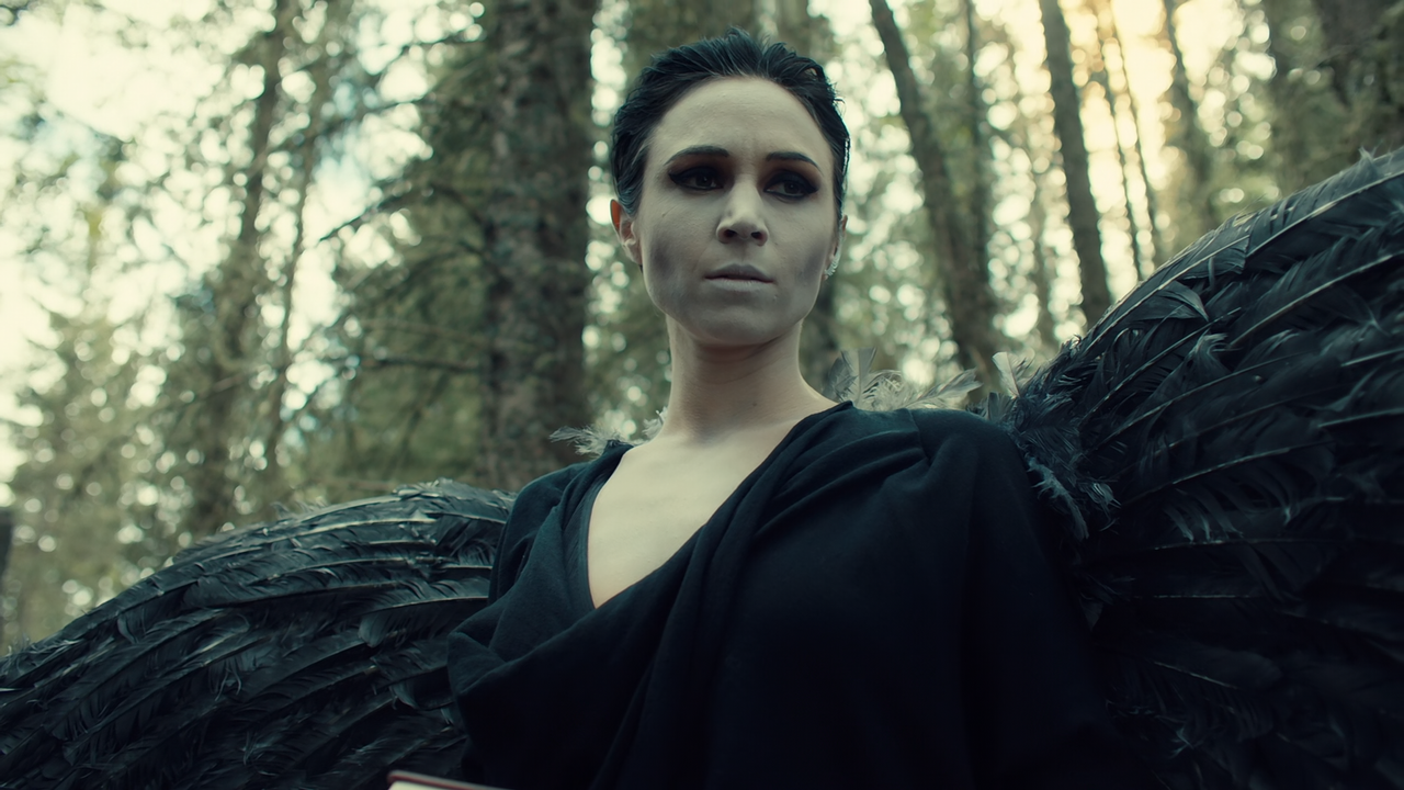 Wynonna.Earp.S04E11.Better.Dig.Two.1080p.10bit.BluRay.AAC5.1.HEVC-Vyndros.mkv_snapshot_35.58_[2022.0