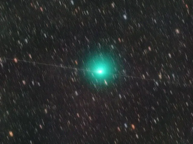 Cometa 10P/Tempel con dust trail visible junto al plano orbital, 17-18 julio 2026