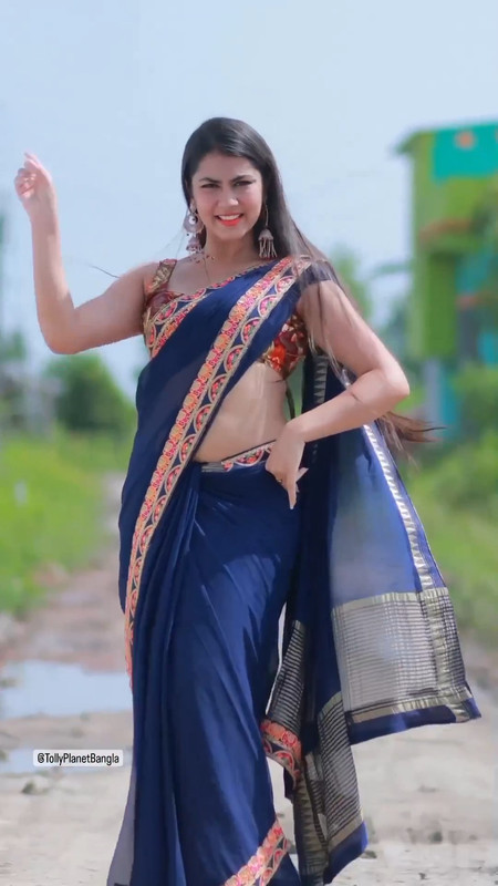 hot punjabi girl sexy navel in blue saree.mp4_snapshot_00.17.002