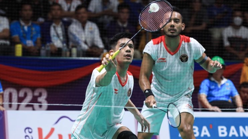 Ganda putra Indonesia, Pramudya Kusumawardana/Yeremia Erich Yoche Yacob Rambitan, saat melawan Singapura pada semifinal bulu tangkis SEA Games 2023 nomor beregu putra di Morodok Techo Badminton Hall, Kamboja, Rabu (10/5/2023). (Dok. PP PBSI)