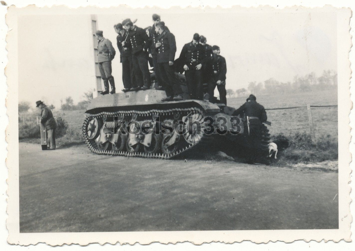 Matrosen auf französischem Renault AMC 35 Beute 