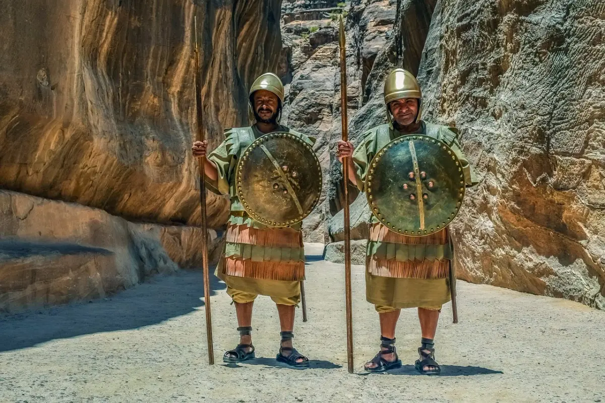 people-guards-of-the-canyon-4352204-1280.webp