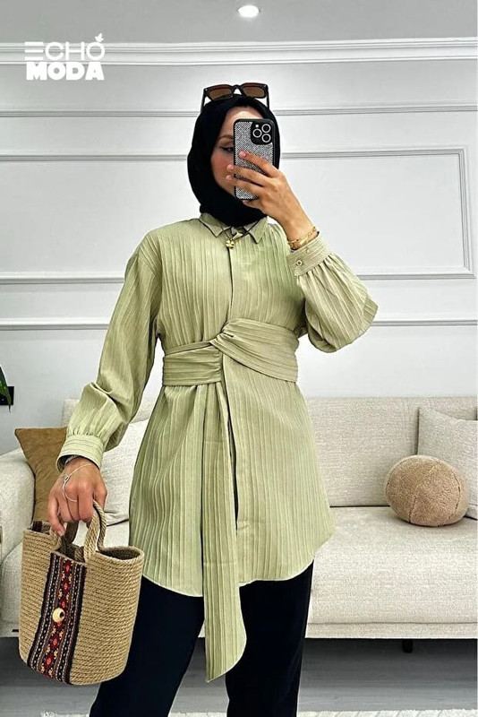 بلوزة صيفي واسعة بطبعات ناعمة تمنحك مظهراً مريحاً ومفعماً بالحيوية. بلوزة صيفي واسعة بطبعات ناعمة تمنحك مظهراً مريحاً ومفعماً بالحيوية.