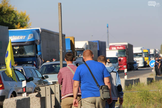 Группа автомобилистов перекрыла трассу