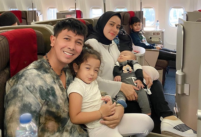 Potret liburan Fairuz A Rafiq di Bali bersama sang suami, Sonny Septian, dan ketiga buah hatinya.
