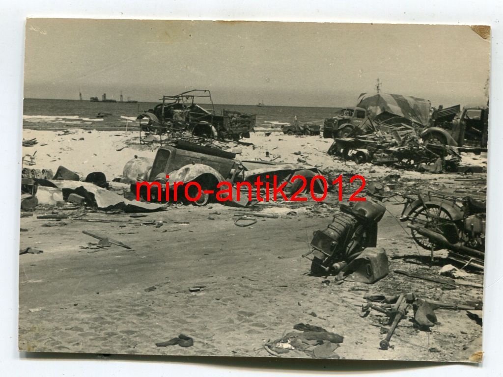 Foto, zerstörte englische LKW, PKW am Strand, Dü