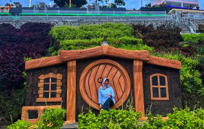Pengunjung Wisata Tebing Suban di Talang Ulu, Curup Timur, Kabupaten Rejang Lebong, Bengkulu.
