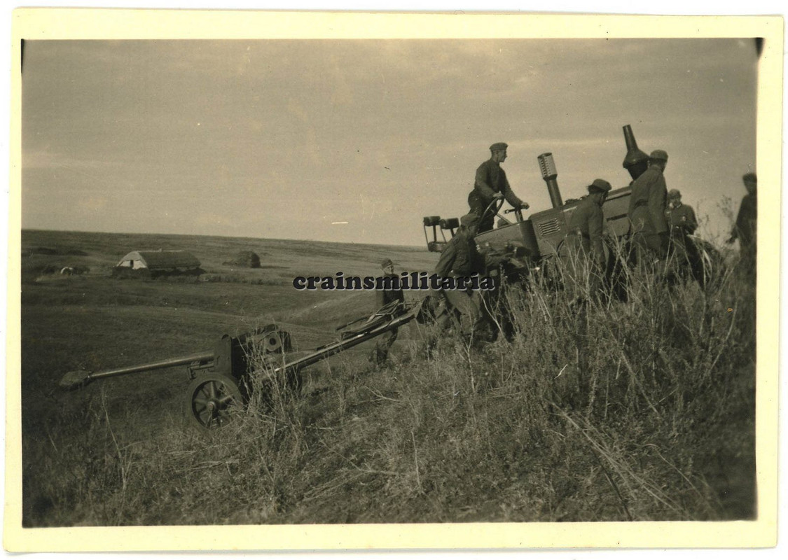 Orig. Foto Soldaten mit Traktor und schweres PaK Geschütz Kanone in Russland