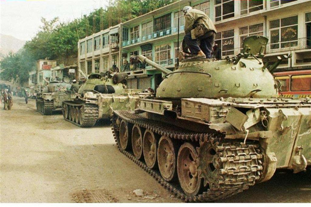 afg-1996-szeptemberi-t-lib-harckocsik-Kabulban.jpg