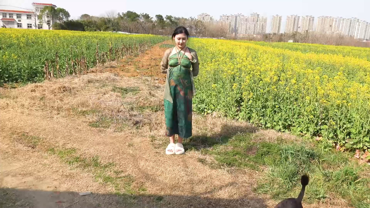 子衿绳艺 小雅户外旗袍五花紧缚.mp4_20230328_185233.893