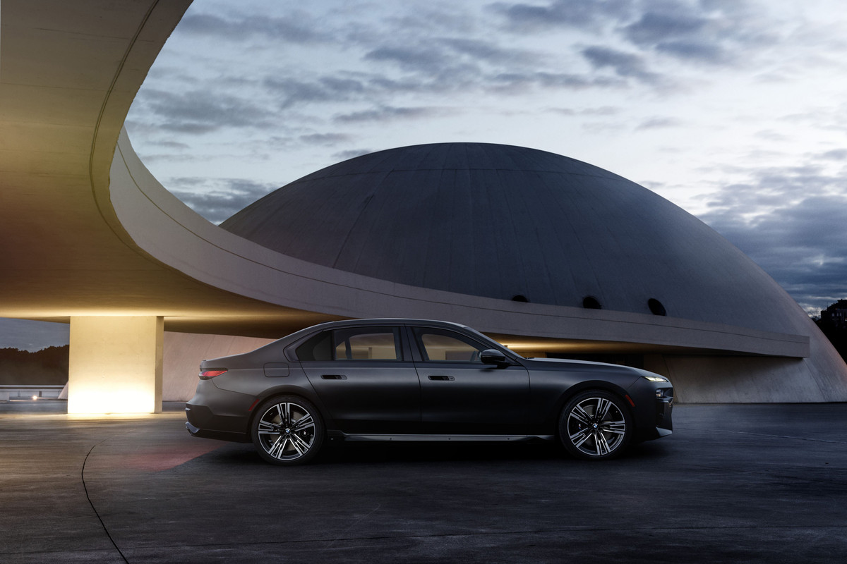 P90458156_highRes_the-new-bmw-760i-xdr