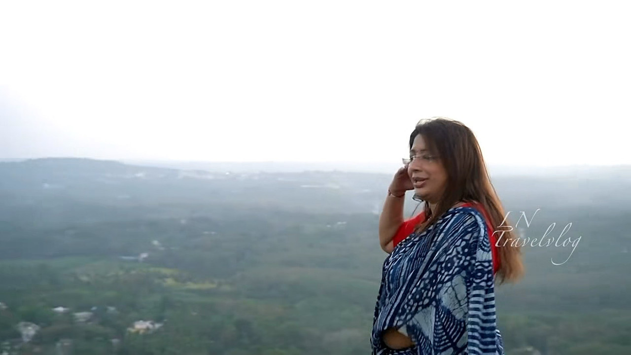 Lekshmi Nair Navel Slips,Huge Boobs and Ass.mkv_snapshot_02.06.369