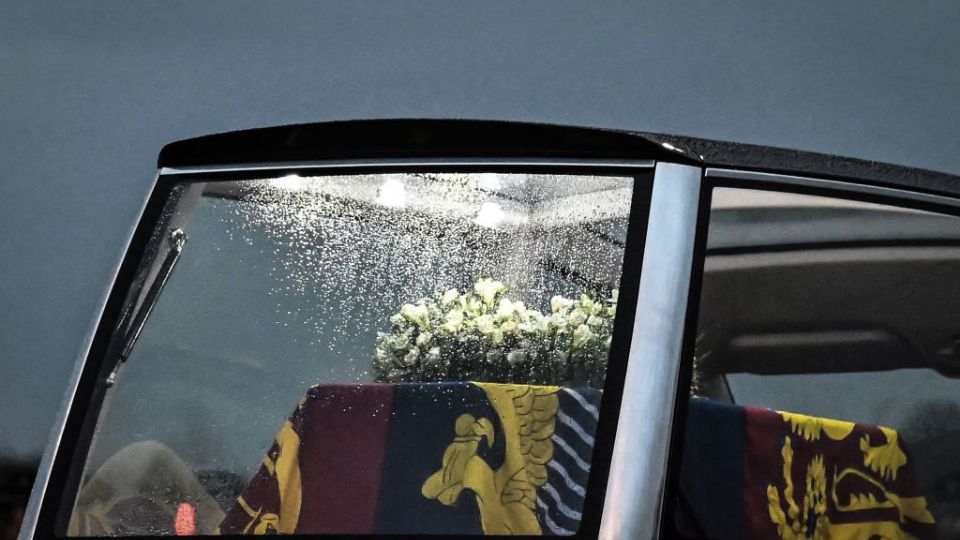 (VIDEO) Está de regreso: Entre aplausos, féretro de la Reina Isabel II llega al Palacio de Buckingham