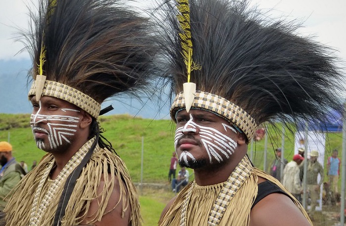 Ilustrasi masyarakat di Papua Nugini. Dengan 840 bahasa yang digunakan secara nasional, Papua Nugini menempati posisi teratas sebagai negara dengan bahasa terbanyak di dunia.