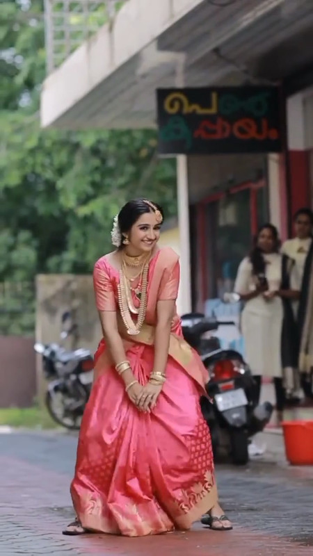 [Image: Pink-Saree-Dance-Kerala-Bride-that-girl-...36-811.jpg]