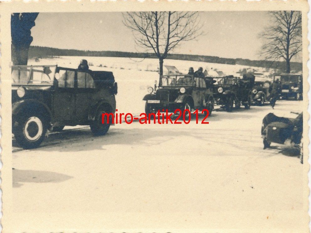 Foto, Wehrmacht, Soldaten und ihre Kübel bei ein