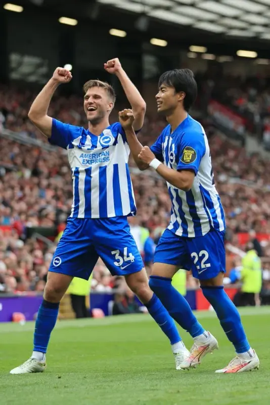 Joel Veltman of Brighton & Hove Albion (L) and Kaoru Mitoma