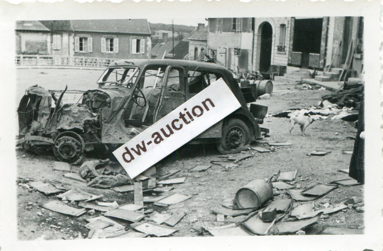 Frankreich , zerstörtes Fahrzeug in Romilly