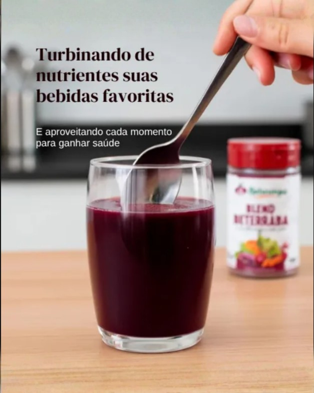 Blend de beterraba sendo misturado em uma bebida