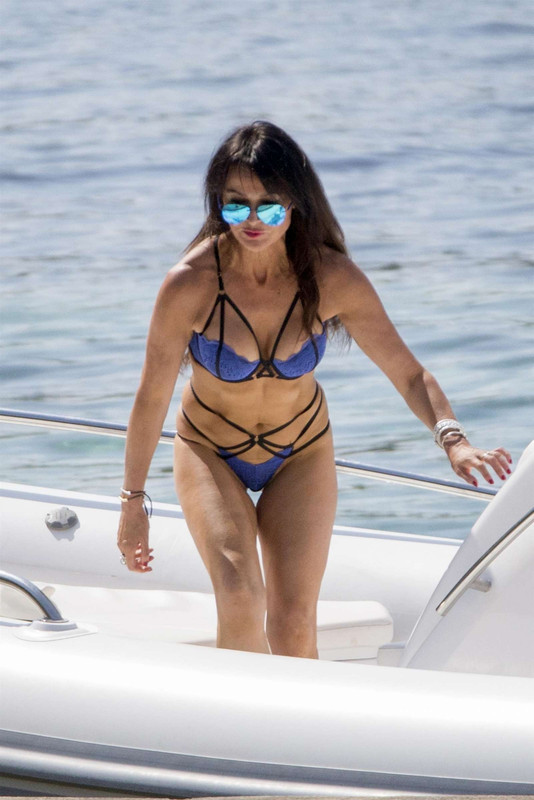 Lizzie-_Cundy_-_Wearing-_Bikini-and-_Swimsuit--52