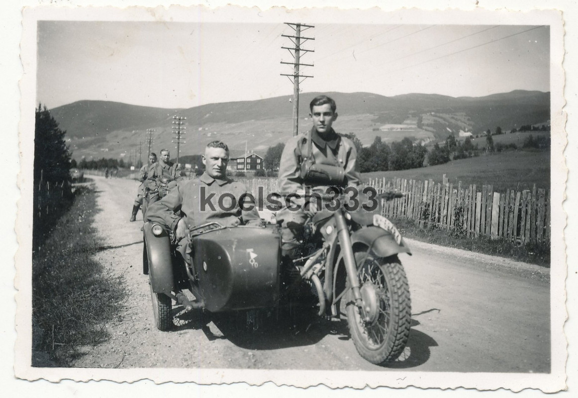 Foto Kradschützen der Wehrmacht auf BMW Motorrad Gespann in Norwegen