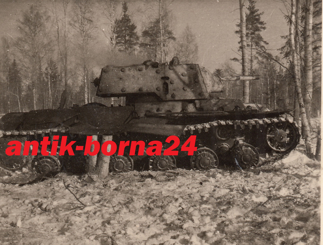 Foto WH Soldat russischer Beute Panzer Tank KW1 KV-1 Wintertarn Rußland