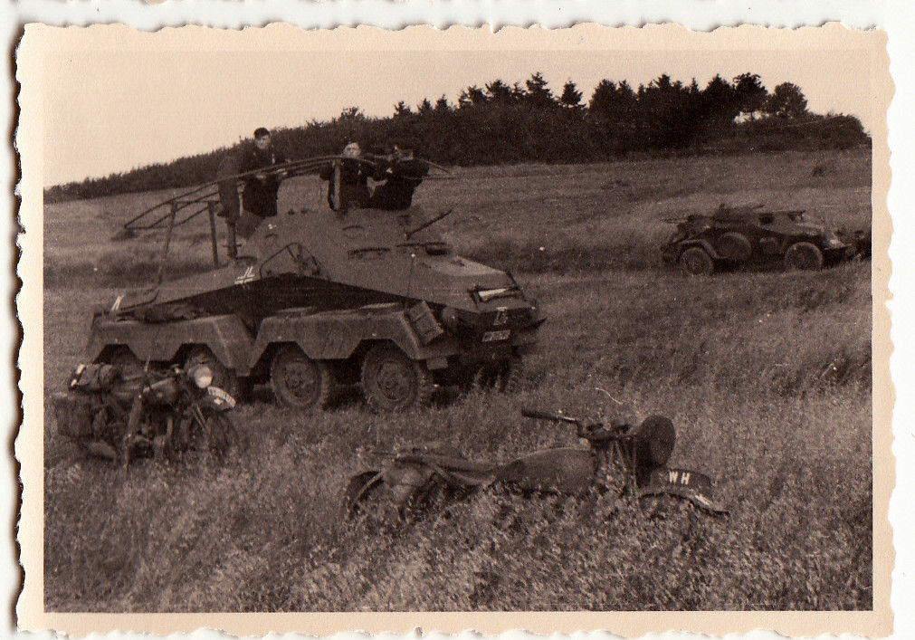 Panzerspähwagen im Gelände mit anderen Fahrzeugen