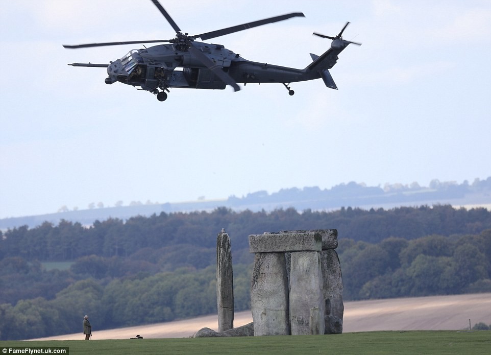 1475453425-stonehenge-08