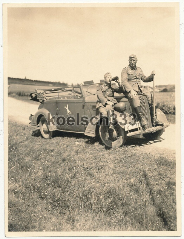 Foto Fernmelder Soldaten am PKW mit Wappen Emblem Kennung auf der Tür ... !