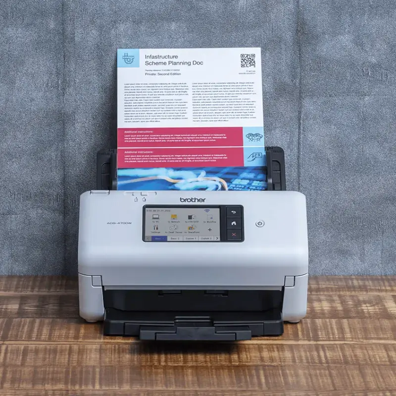 Cena de escritório com o scanner Brother ADS-4700W em uso, destacando a eficiência no ambiente de trabalho.