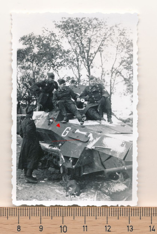 Kameraden auf zerstörtem Aufklärungspanzer Kennu