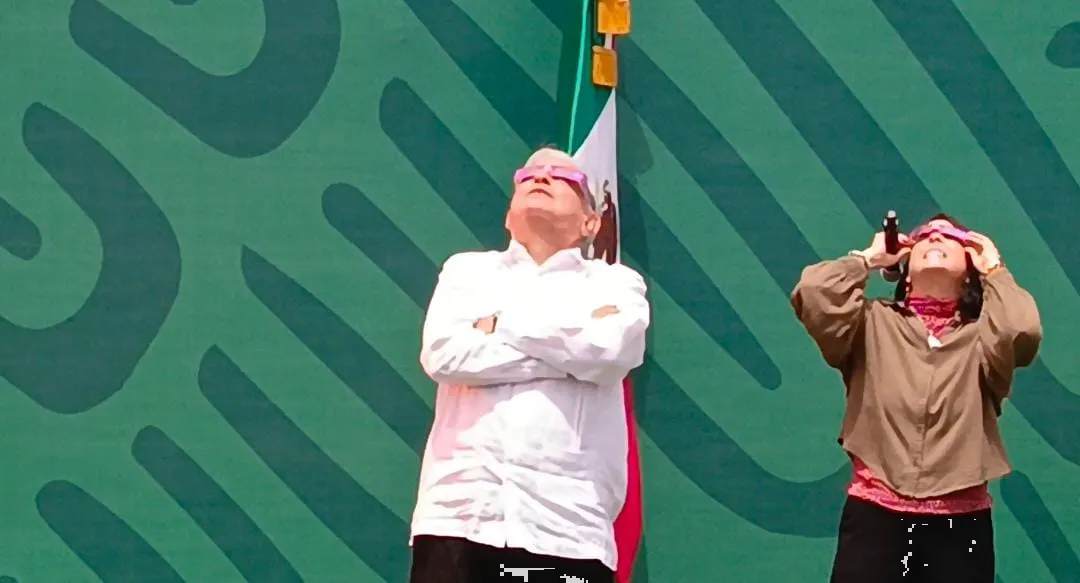 Desde Mazatlán, Sinaloa, el presidente de México observa el eclipse total de sol