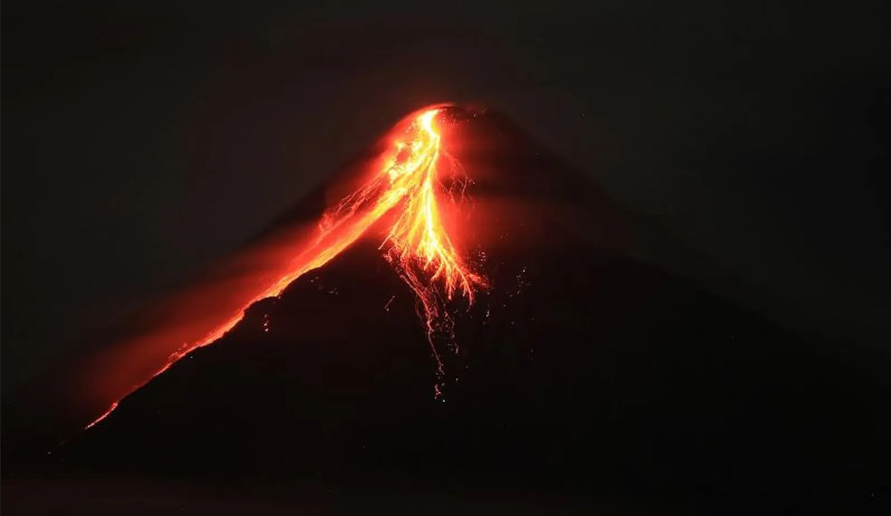 Evacúan a miles de personas en Filipinas por erupción del volcán Mayón