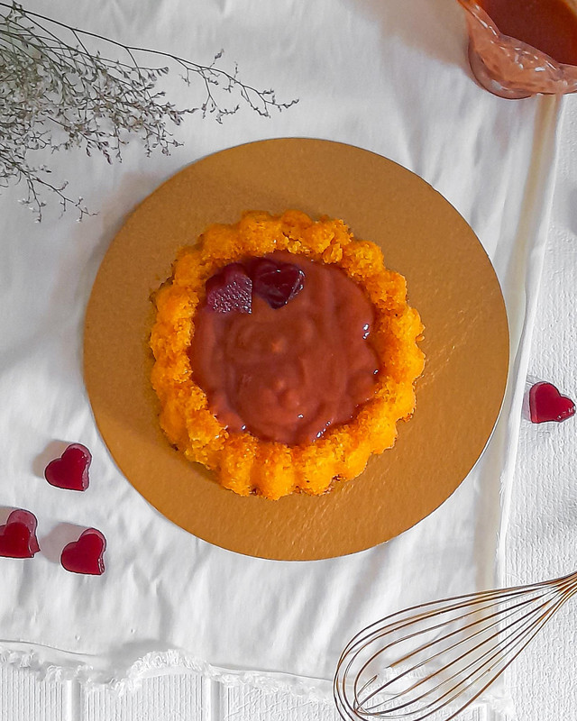 Bolo festivo com cobertura de chocolate e morangos