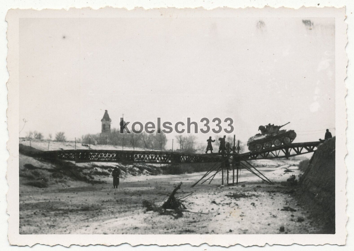 Foto Panzer 38(t) der Wehrmacht fährt über Kriegsbrücke vor Kirche in Russland