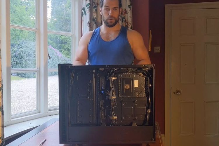 Pemeran Superman merakit PC miliknya sendiri