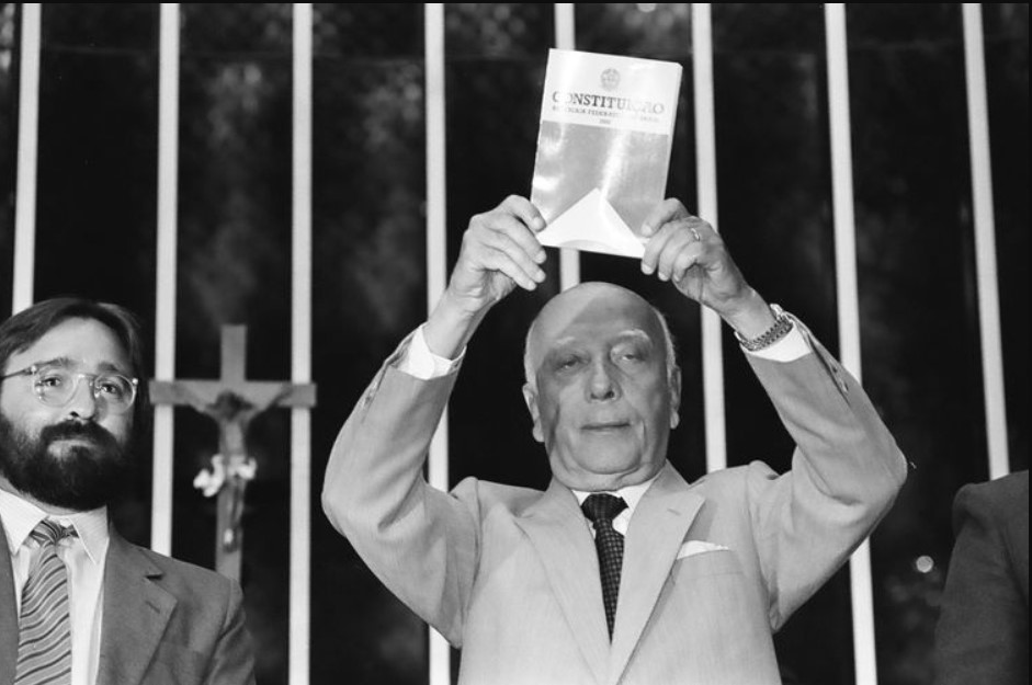 Brasília - A Assembleia Nacional Constituinte completa 30 anos de instalação. Na foto, o presidente da assembleia, deputado Ulysses Guimarães, no dia da promulgação do texto - Arquivo/Agência Brasil