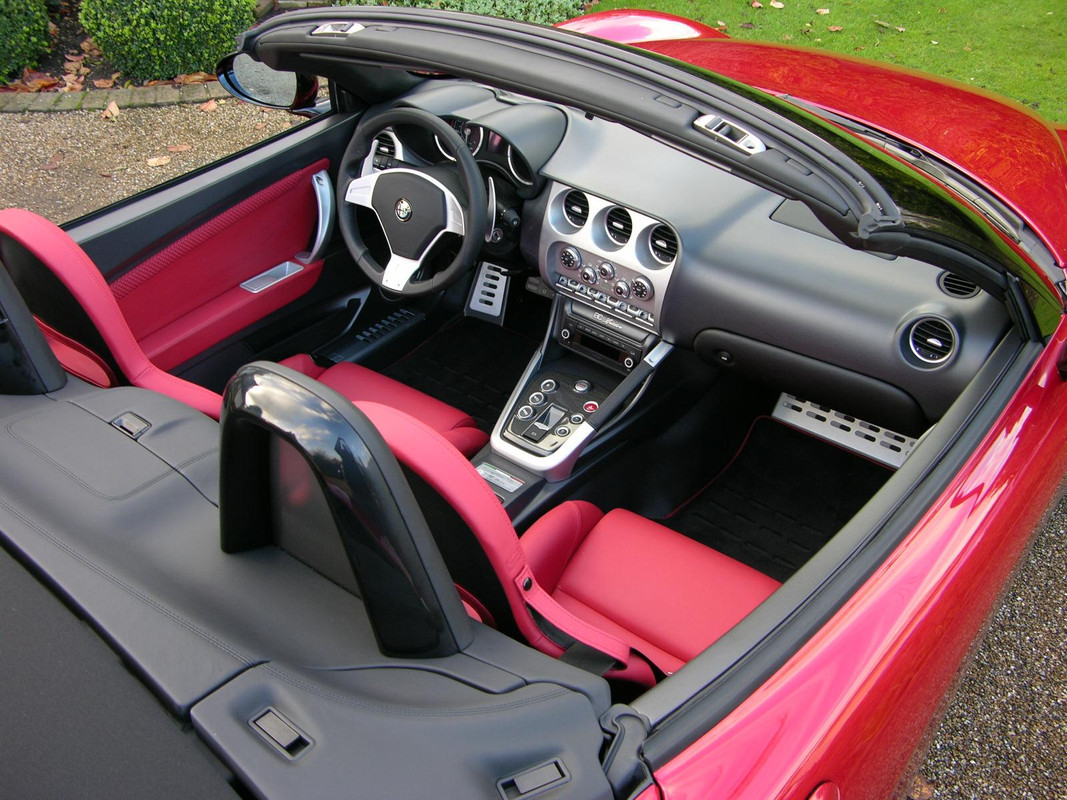 Alfa_Romeo_8c_Spider_interior